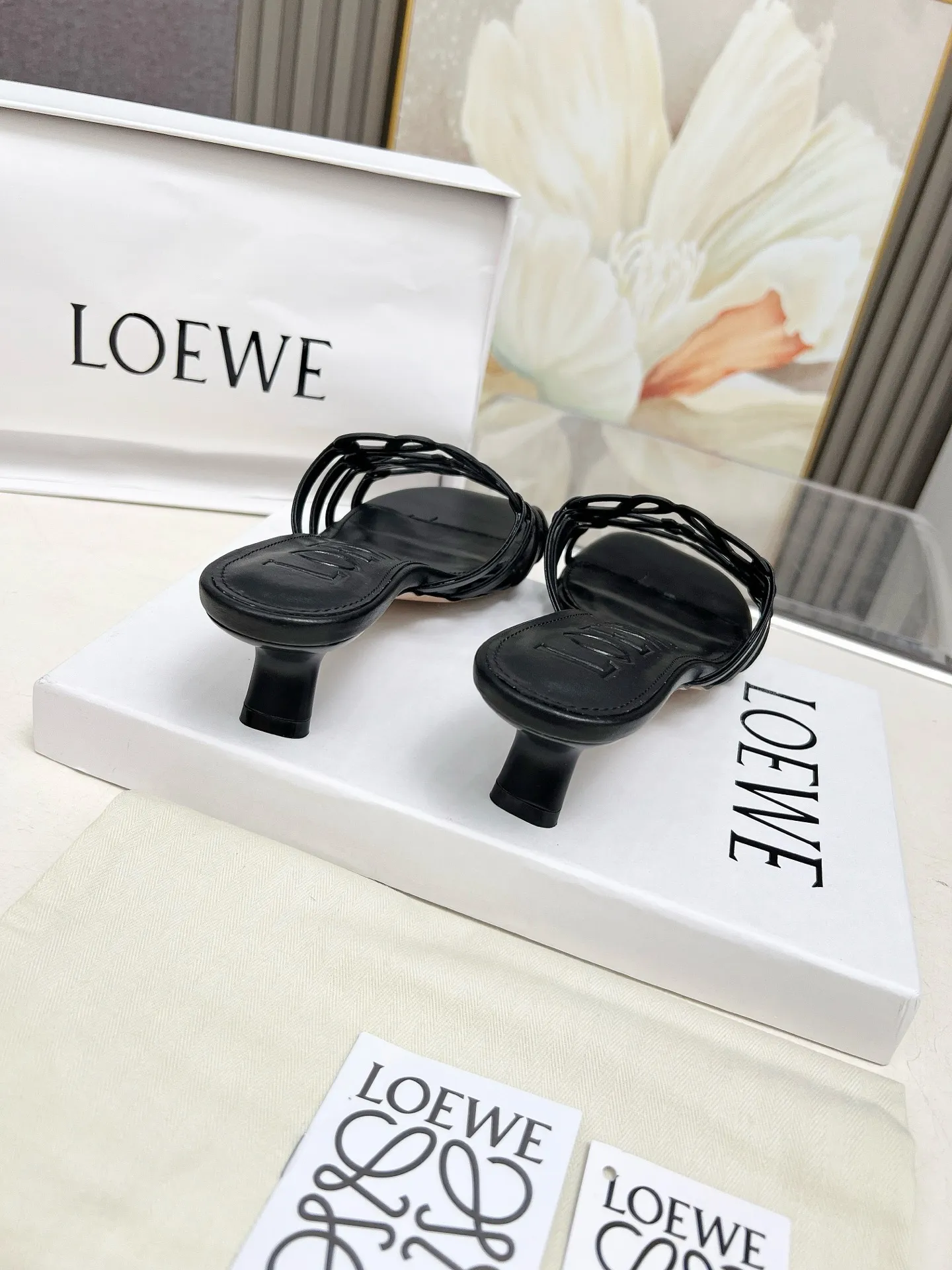 👟👟Ex-factory price 500👟👟 LOEWE 2025 SS summer limited edition hollow slippers, it is a very comprehensive noble fashion brand, highly recommended to all little fairies.   1⃣️Material: Imported cowhide 2⃣️Inner lining: Imported Italian lambskin, super soft and delicate 3⃣️Outsole: Imported Italian original original color genuine leather outsole Heel height 4.5 4⃣️Code number: 35 to 39 (40.41.42.43. Customized)